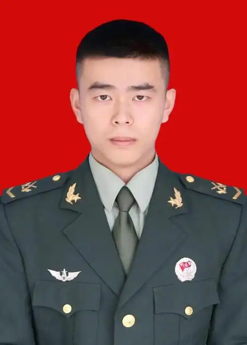 吴秋荣证件照事后李露,吴秋荣的事迹在该旅传开身边的战友纷纷为