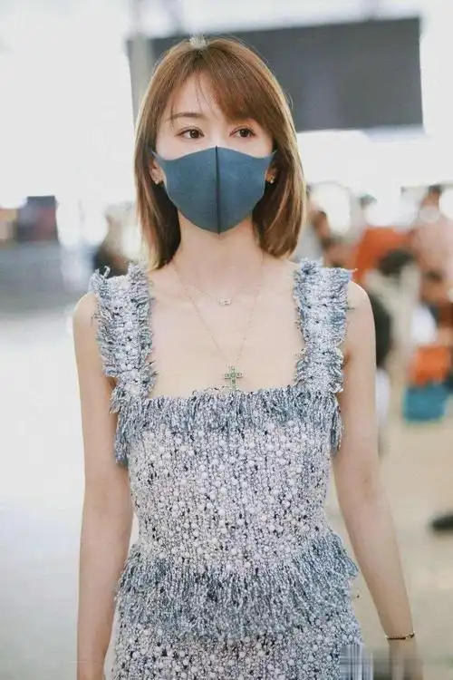 王子文引领时尚新潮流:西装搭配牛仔裤与齐肩发,既时髦又减龄!