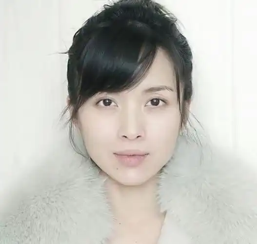 靳东老婆年轻时青春文艺,如今44岁满头白发,自然老去气质却很好