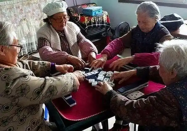 故事农村老太把孙子放炕上出门打麻将回来当场吓晕已经熟了