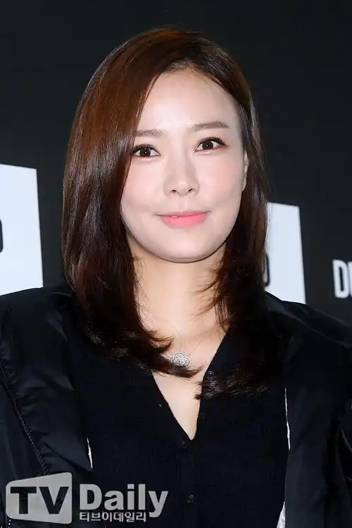 孙泰英亮相 身材高挑气质好