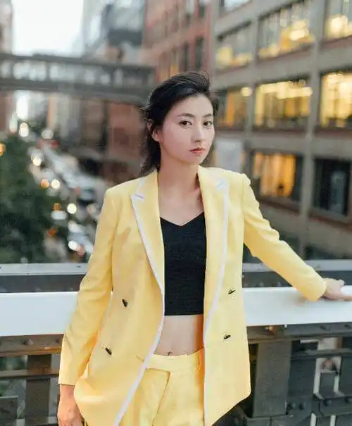 斓曦的西装也太小了吧可她还能系上扣子是有多瘦哦