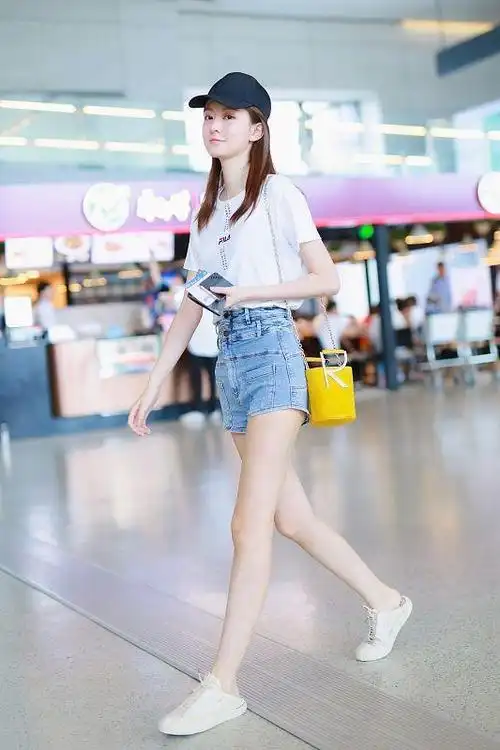 乔欣的时尚感真不一般,"短裤"设计的好独特,配白t恤清清爽爽