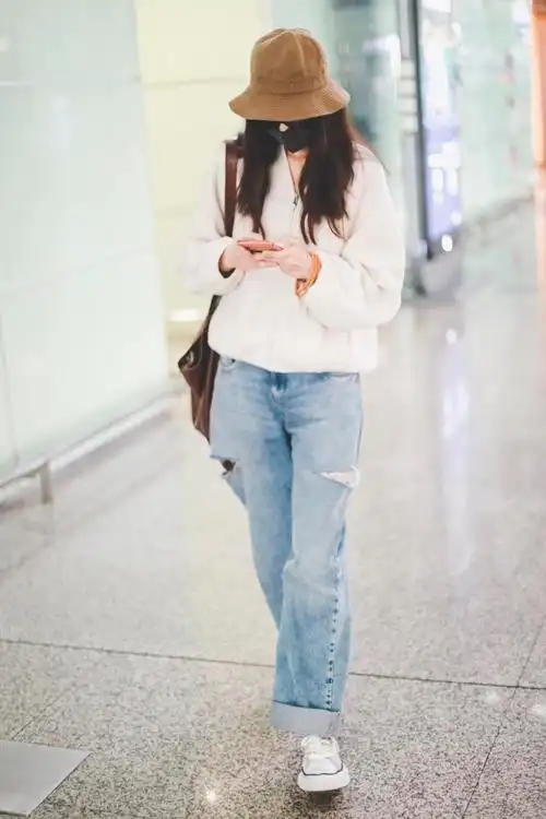 再时髦也罢寒风吹,倪妮的保暖利器竟是它!