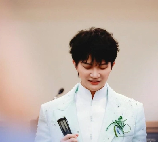 出息了!好声音虽败犹荣,周深联合国献唱惊艳四座,实力赢得尊重