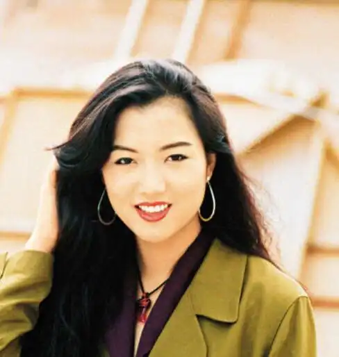 郑秀文出道刚的旧照曝光,神似巩俐有点婴儿肥|郑秀文|巩俐|婴儿_新浪