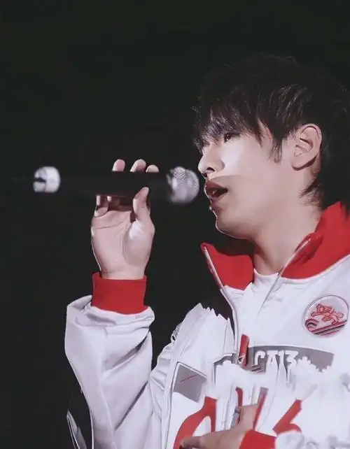 早期出道前后的周杰伦也是一枚小鲜肉,分享一些周杰伦早期的青涩照片