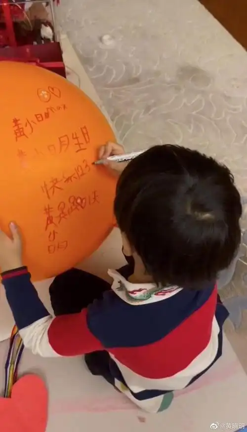 angelababy儿子小海绵容貌意外曝光?黄晓明新欢其实早已融入家中