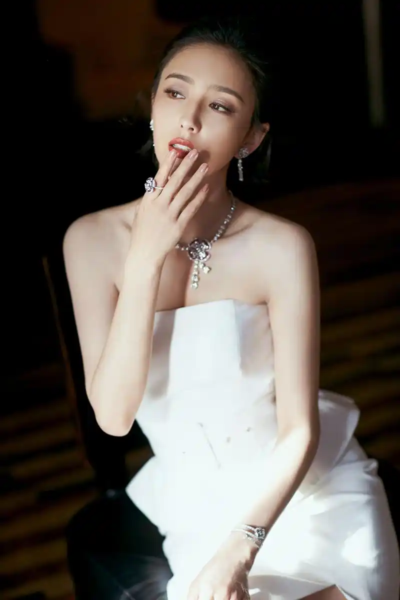 佟丽娅   今日亮相宝格丽fiorever咏绽系列限时精品店揭幕仪式,优雅白