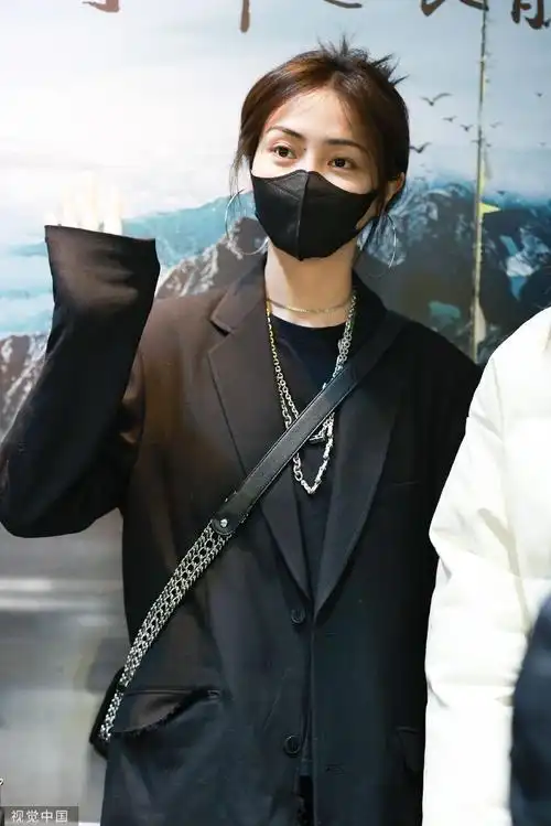 组图:谢可寅穿西服大衣抵达机场 戴墨镜大秀美腿飒爽有范_高清图集