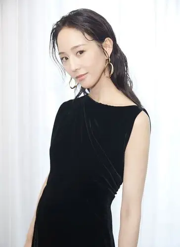 张钧甯身穿露肩礼服,尽显优雅女神气质