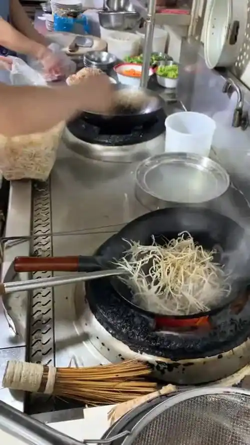 酒店大厨烧菜,油放这么多,难怪那么好吃!