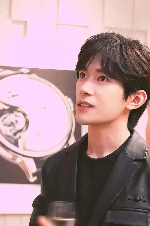 易烊千玺电影小小的我##易烊千玺被夸害羞了##易烊千玺粉色小包