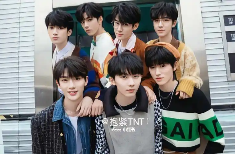 时代少年团秋海报扫图