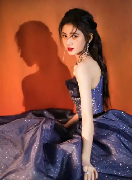 鞠婧祎造型再次封神,连发丝都做到了精致好看,靠妆造成当红小花_感觉