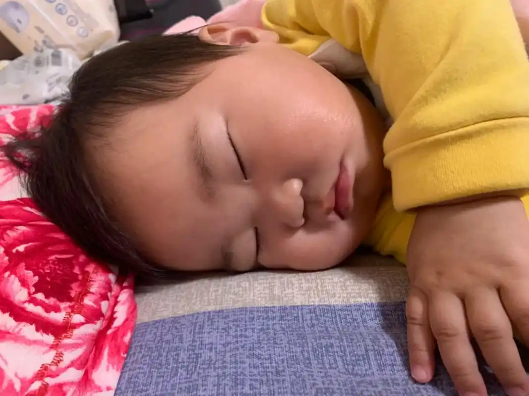 好可爱的宝宝,妈妈记录的太少,哥哥小的时候,爸爸妈妈一起照顾