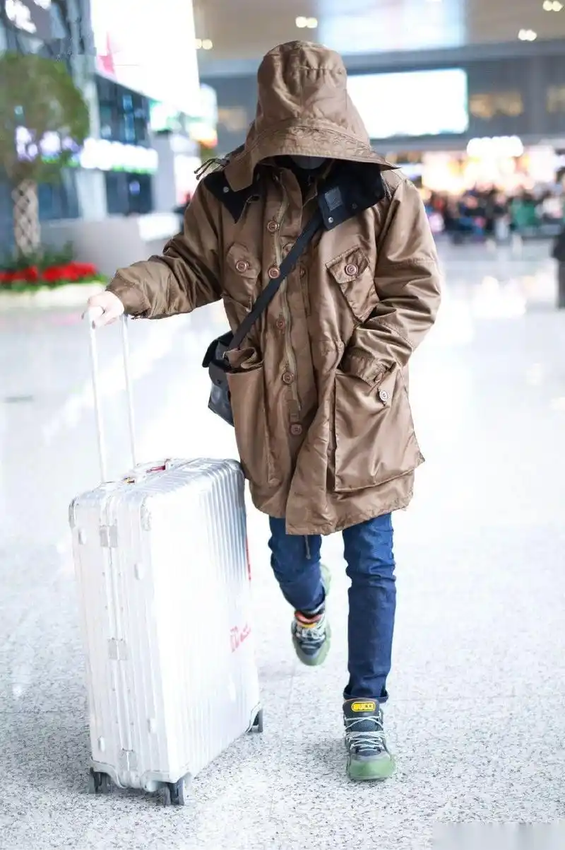 2019年1月1日,罗晋现身上海机场,当天他身穿军绿色外套,下身穿蓝色