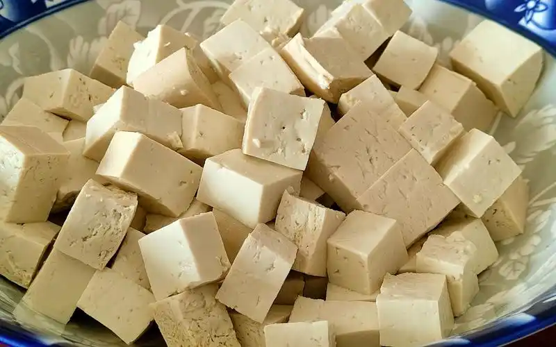 豆腐切成小丁,不炒也不炖,连吃一个月也不烦,出锅太香了