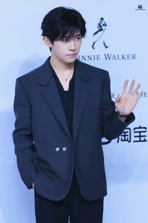 易烊千玺代言波司登##易烊千玺手拿dv走红毯