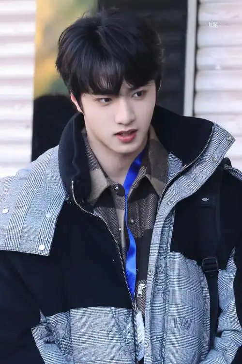 刘耀文坐地上吃盒饭##刘耀文横店演乞丐路透##刘耀文无限超越班