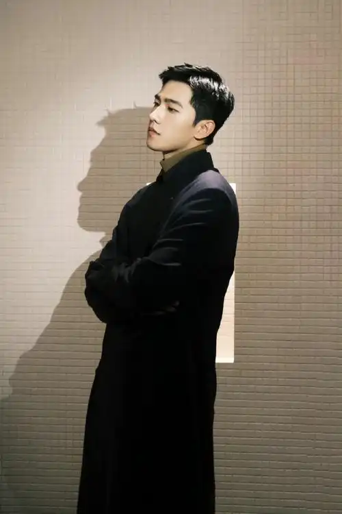 杨洋以后可以多来一点这样的造型,成熟稳重却又透露着未来都市感,又酷