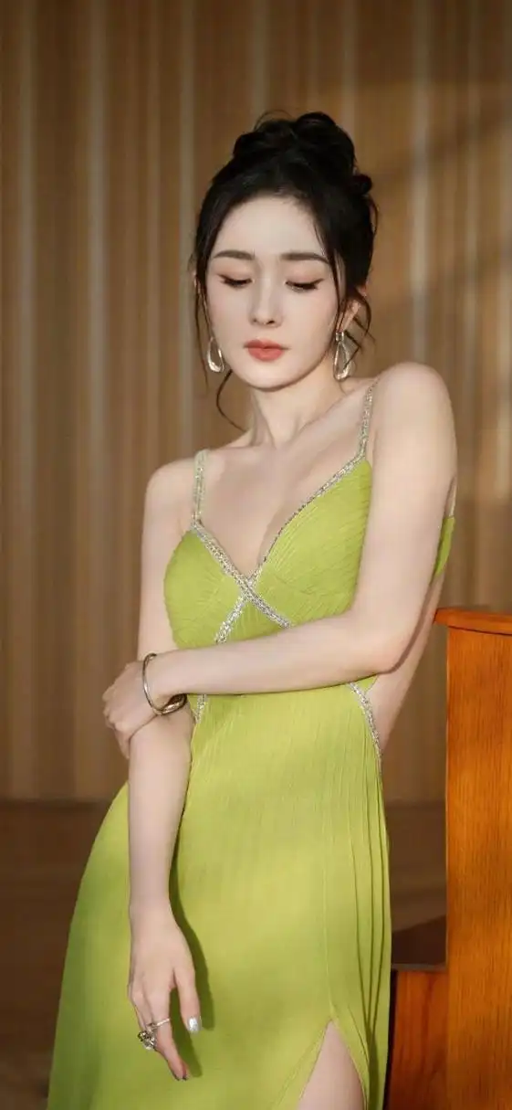 杨幂"小树挂大果"身材,真是极品!性感火辣,酥胸小蛮腰,蜜桃臀引人注目