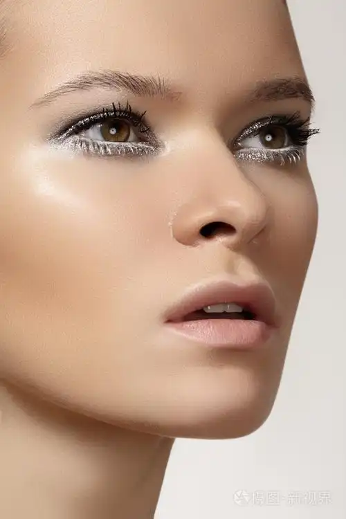 寒冷的冬季圣诞节化妆漂亮的脸与皮肤清洁光滑.时尚庆祝晚上看看