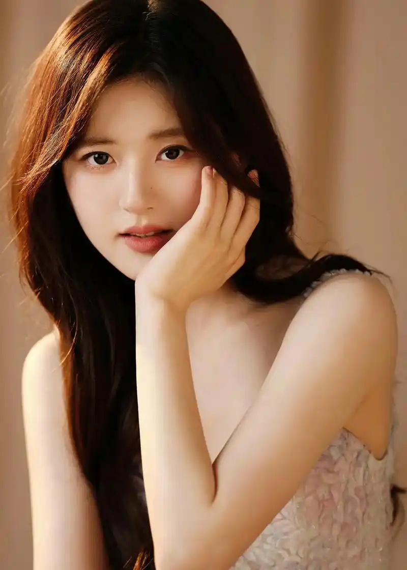 赵露思最新生日写真,身穿蓝粉花瓣长裙,优雅又灵动