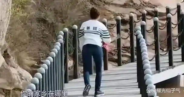 总感觉看着两条腿不协调,尤其是看到了她跑步的姿势,原来她是外八型