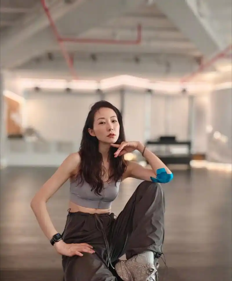 韩雪,身穿运动健身服,好瘦好美,原来明星拍照也喜欢比"耶",被美到了