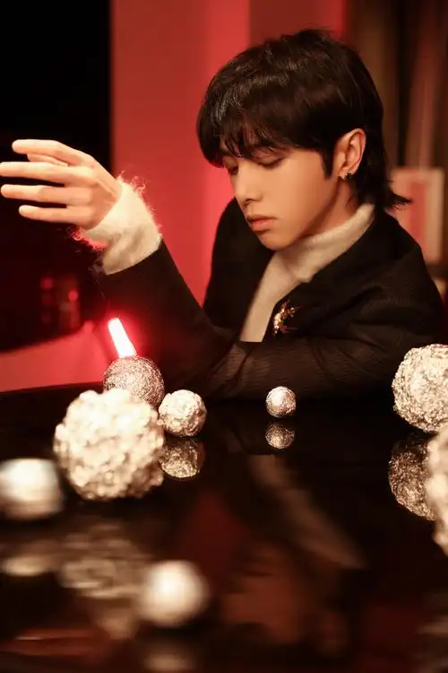 消息华晨宇出席时尚芭莎年度派对荣获年度歌手荣誉两首连唱展现实力