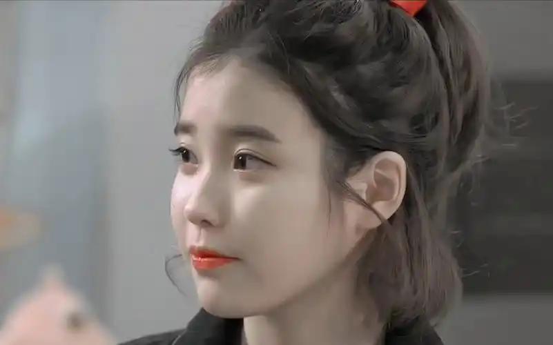 20岁的清纯女高,把抹布当头巾依然很惊艳【李知恩iu】