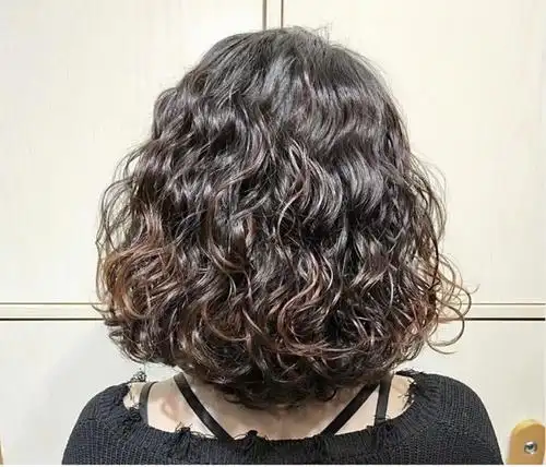 烫小卷儿并不是老年女性的专利,同样也不是短发女性的专利,都是根据