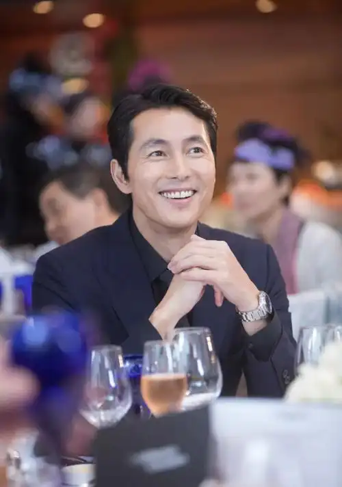 韩国型男郑雨盛亮相沙田马场