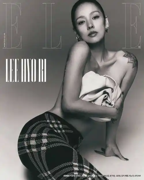 李孝利着格纹包臀裙性感迷人大秀锁骨香肩诱人