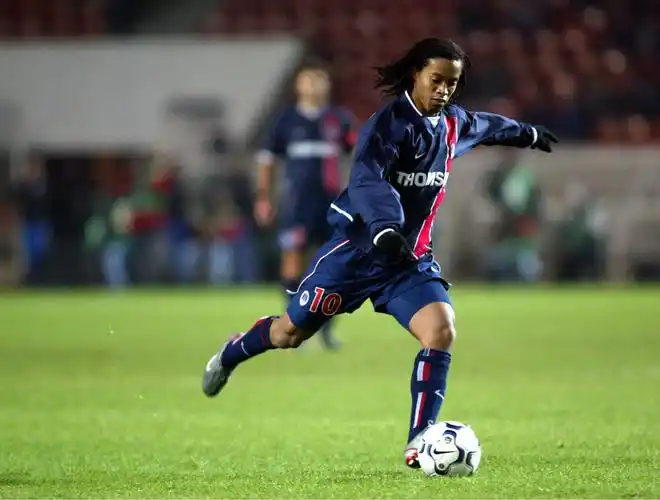 p>罗纳尔迪尼奥(ronaldinho),全名罗纳尔多·德·阿西斯·莫雷拉