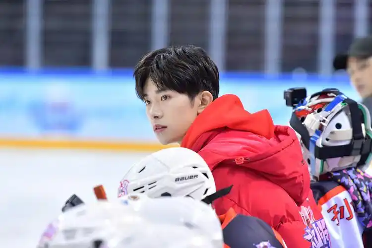 [易烊千玺][新闻]190317 南北冰球首次碰撞 金牌经理人易烊千玺妙言