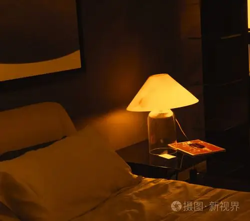 晚上房间舒适灯照片-正版商用图片0dwol5-摄图新视界