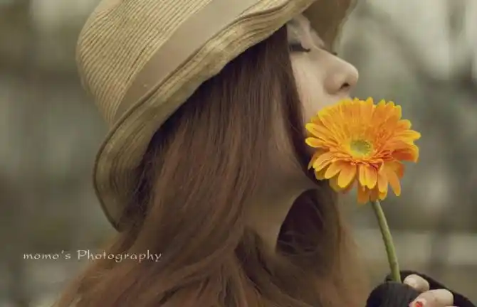 求一个姑娘手拿一枝花的唯美大图