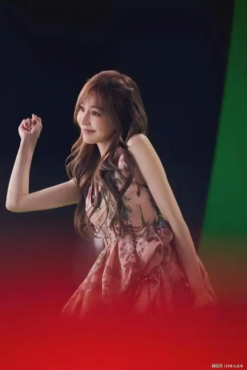 王心凌穿上黑色长筒靴粉丝惊呼不止