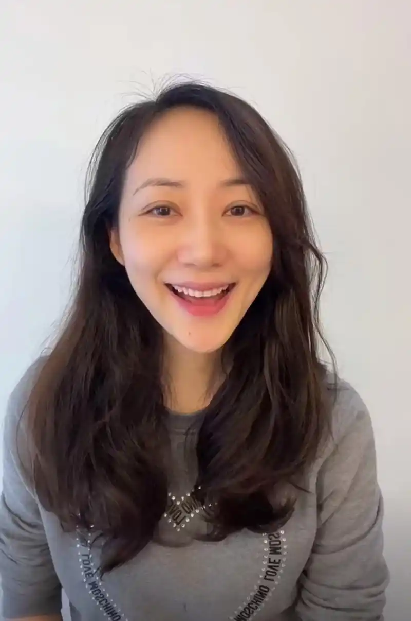 其实韩雪保养得不错,只不过她的气质比较偏严肃,平时多笑笑会显得活泼