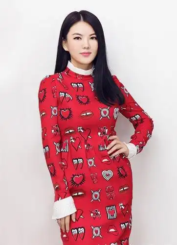 42岁李湘出席活动, 一身红裙温柔大方, 网友: 咋瘦了这么多?