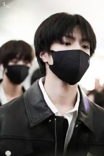 tsuki-syo #口罩一戴六亲不认# 刘耀文戴口罩也好帅啊