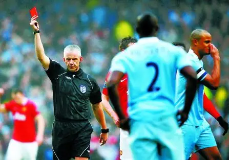 主裁判福伊向孔帕尼(右一)出示红牌