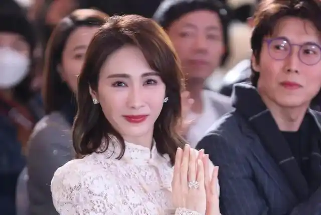 51岁黎姿出席活动脸部僵硬医美痕迹明显女神不美了