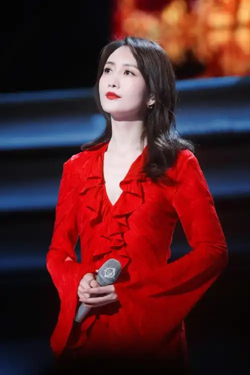 王鸥超话93#王鸥红裙大片#火红色一抹,是心跳的颜色.@王鸥angel