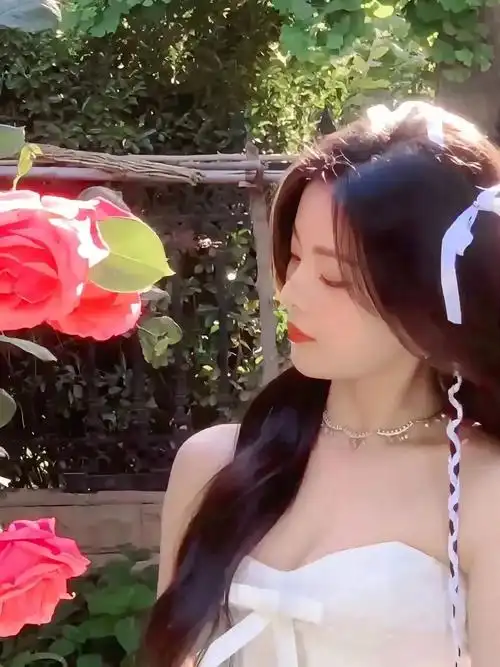 杨超越甜美写真,一袭抹胸连衣裙,清新中带着小性感