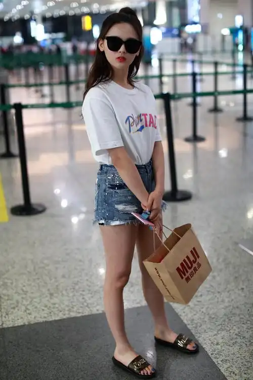 杨超越现身机场 美美加赞