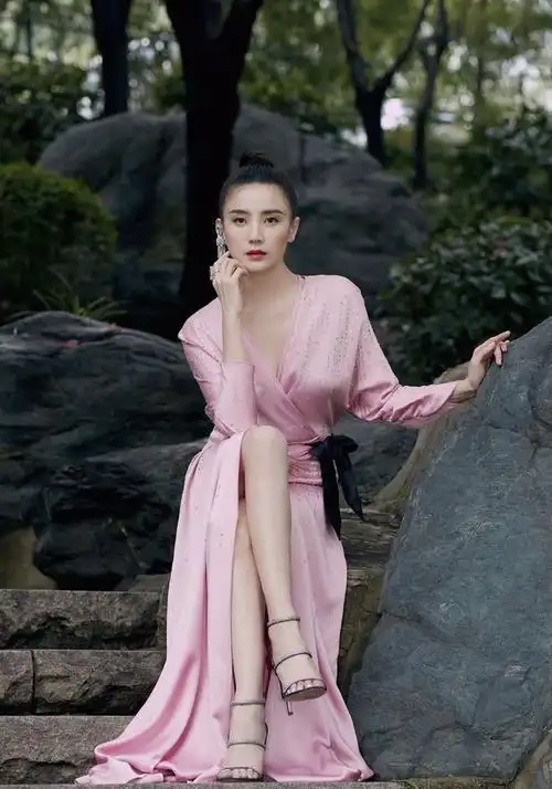 总的设计是比较俏皮,也有点小唯美,而且适合搭配银色系的高跟鞋,宋佳