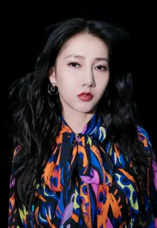 弦子精美壁纸:美丽清纯,知性优雅!